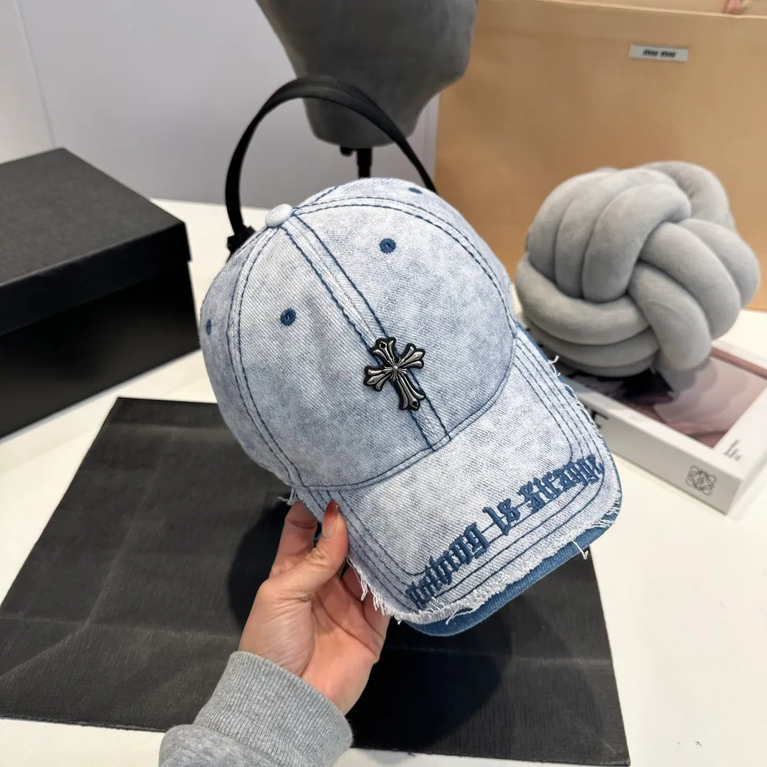 P60 Crow Heart 🆕🆕New baseball cap, stylish and classic cross logo, casual with a cool feeling, unisex style, same style for men and women! Very easy to match! Head circumference: 56-58cm is available